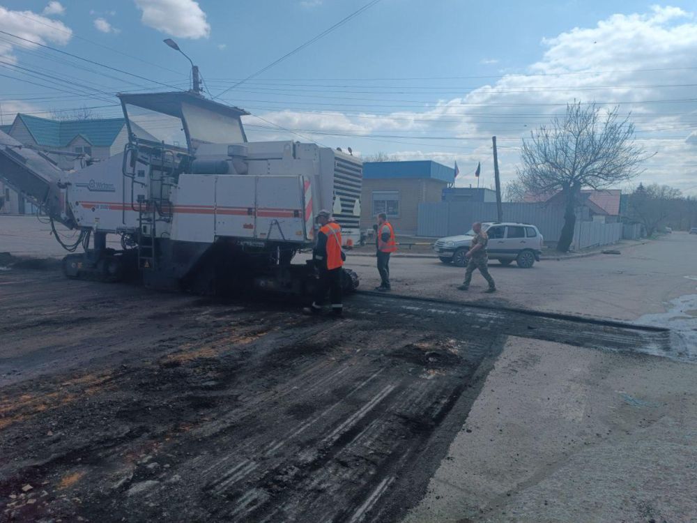 Силами Амурской области продолжается ремонт ул. Фрунзе в Амвросиевке Силами Амурской области продолжается ремонт ул. Фрунзе в Амвросиевке