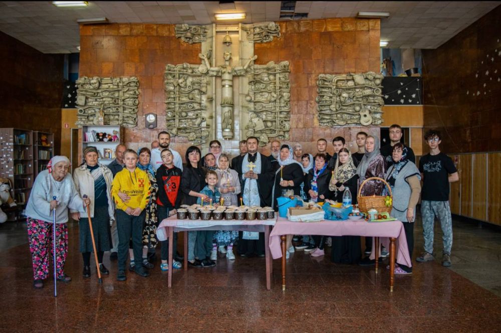 Сегодня, 19 апреля, в преддверии Светлой Пасхи в пункте временного размещения города Зугрэса, прошло мероприятие по освещению куличей с участием настоятеля Храма Сергия Радонежского отца Сергия, заместителя главы... Сегодня, 19 апреля, в преддверии Светлой Пасхи в пункте временного размещения города Зугрэса, прошло мероприятие по освещению куличей с участием настоятеля Храма Сергия Радонежского отца Сергия, заместителя главы...