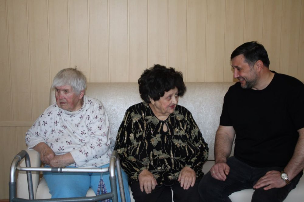 Александр Петрикин: В преддверье одного из самых светлых Христианских праздников - Воскресенья Христова совместно с председателем Краснолиманского муниципального совета Анжелой Заболотской посетили одиноких краснолиманцев... Александр Петрикин: В преддверье одного из самых светлых Христианских праздников - Воскресенья Христова совместно с председателем Краснолиманского муниципального совета Анжелой Заболотской посетили одиноких краснолиманцев...