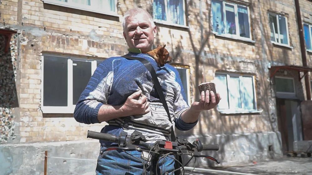 «Чтобы люди духом не падали»: волонтеры поздравили жителей Авдеевки с праздником Пасхи «Чтобы люди духом не падали»: волонтеры поздравили жителей Авдеевки с праздником Пасхи