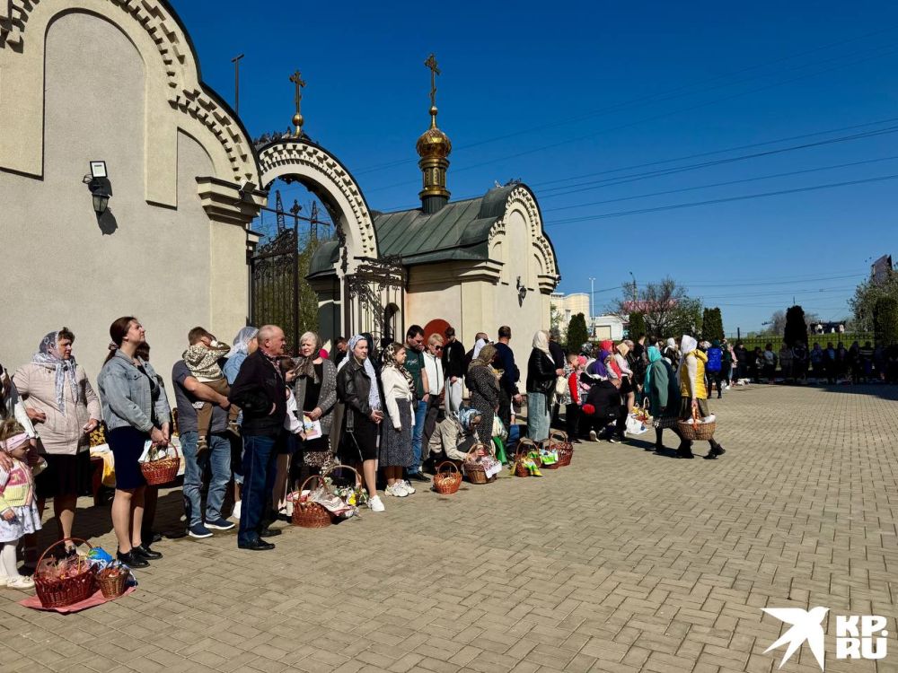 Праздник Светлой Пасхи в Свято-Троицком соборе Донецка Праздник Светлой Пасхи в Свято-Троицком соборе Донецка
