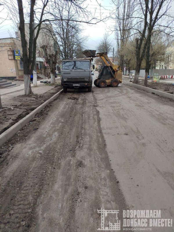 Игорь Лызов: Силами Амурской области продолжается ремонт ул. Фрунзе в Амвросиевке Игорь Лызов: Силами Амурской области продолжается ремонт ул. Фрунзе в Амвросиевке