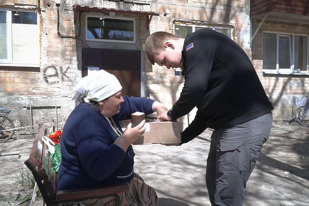 «Чтобы люди духом не падали»: волонтеры поздравили жителей Авдеевки с праздником Пасхи «Чтобы люди духом не падали»: волонтеры поздравили жителей Авдеевки с праздником Пасхи