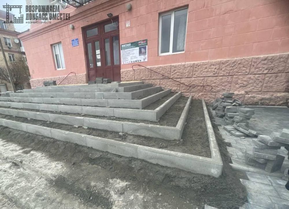 Игорь Лызов: Амурская область ремонтирует входную группу в колледже Амвросиевки Игорь Лызов: Амурская область ремонтирует входную группу в колледже Амвросиевки