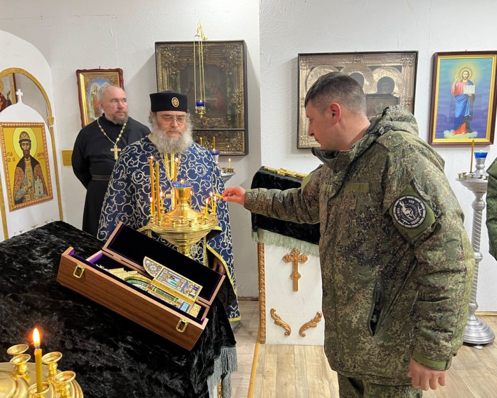 Точную копию иконы «Спаса Нерукотворного» передали военнослужащим группировки войск «ЦЕНТР» Точную копию иконы «Спаса Нерукотворного» передали военнослужащим группировки войск «ЦЕНТР»