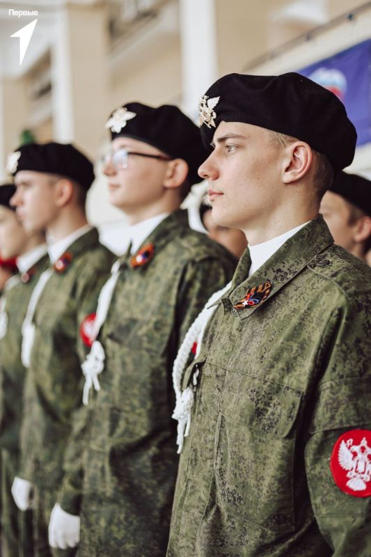 Наших «Зарничников» по телевизору показывают Наших «Зарничников» по телевизору показывают