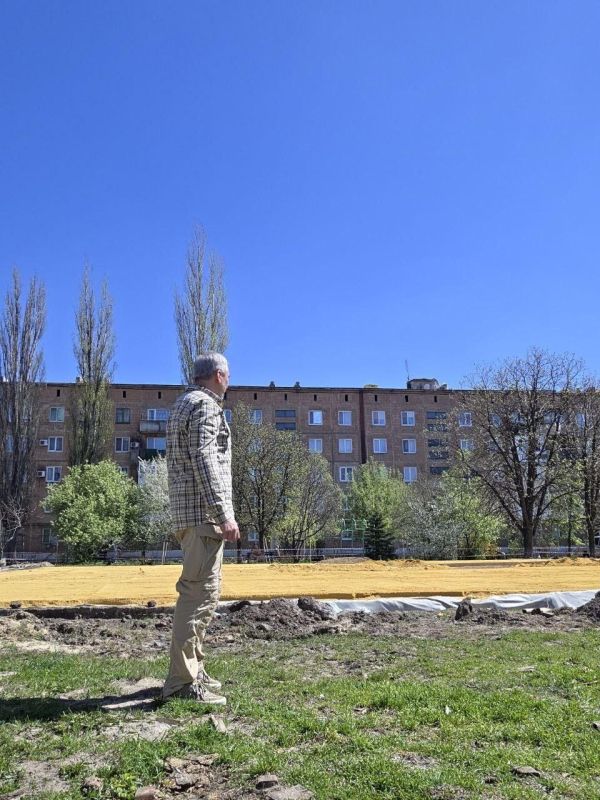 Ход работ по строительству футбольного поля в Ждановке проверил руководитель восстановительной бригады Магадана Ход работ по строительству футбольного поля в Ждановке проверил руководитель восстановительной бригады Магадана