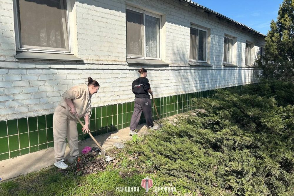Добро в каждом. Сегодня активисты Новоазовского штаба Народной Дружины провели уборку территории Территориального центра социального обслуживания населения Добро в каждом. Сегодня активисты Новоазовского штаба Народной Дружины провели уборку территории Территориального центра социального обслуживания населения