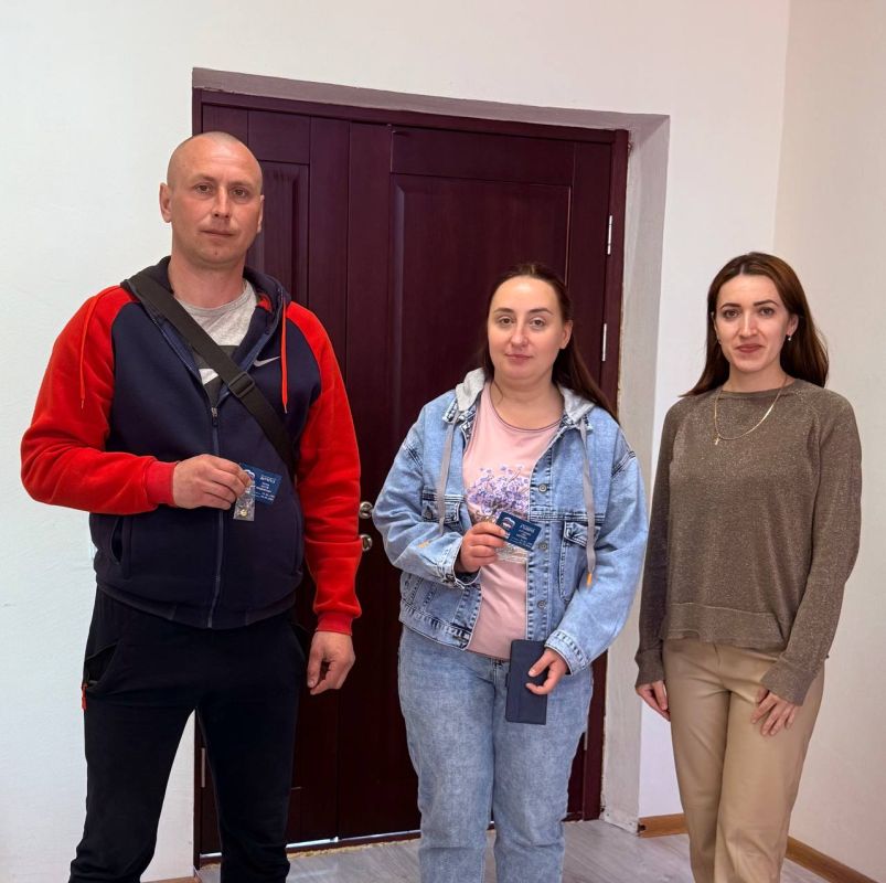 Состоялось вручение членских билетов и нагрудных значков активистам, присоединившимся к Всероссийской политической партии «ЕДИНАЯ РОССИЯ» Состоялось вручение членских билетов и нагрудных значков активистам, присоединившимся к Всероссийской политической партии «ЕДИНАЯ РОССИЯ»