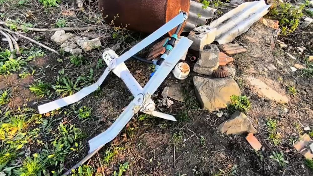 Американский дрон-камикадзе Switchblade 600 ВСУ, выведенный из строя российской системой радиоэлектронной борьбы, на кадрах УФСБ по ДНР Американский дрон-камикадзе Switchblade 600 ВСУ, выведенный из строя российской системой радиоэлектронной борьбы, на кадрах УФСБ по ДНР