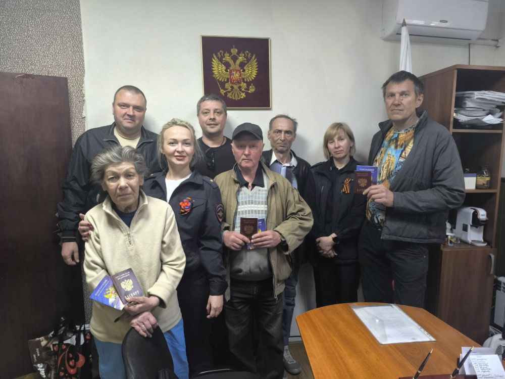 Полицейские вручили главный документ юным гражданам и жителям освобожденных территорий Полицейские вручили главный документ юным гражданам и жителям освобожденных территорий