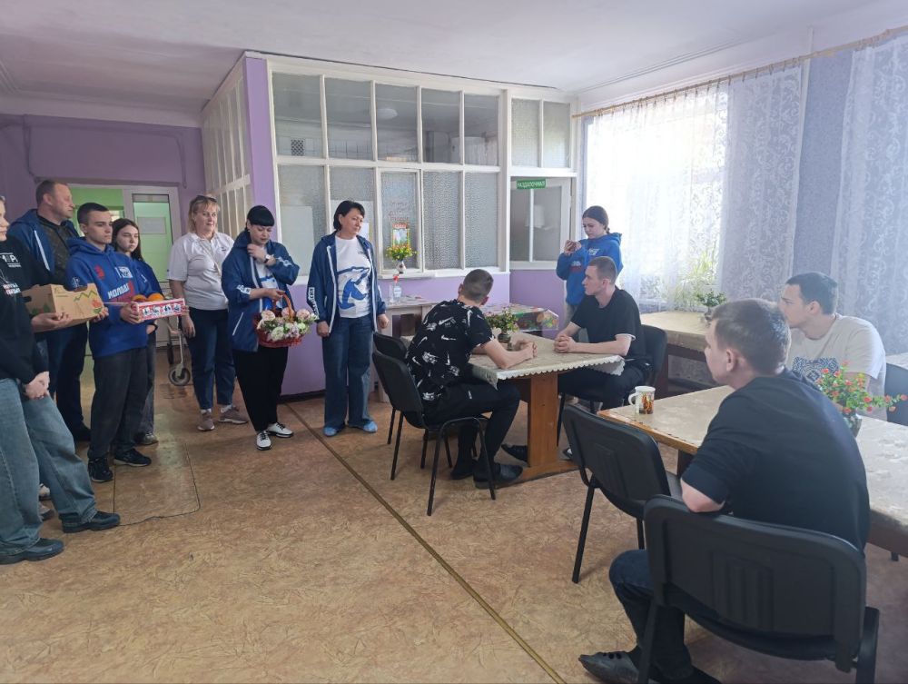 21 апреля Председатель Торезского городского совета Александр Казмерчук совместно с депутатами фракции "Единая Россия", активистами Торезского штаба МР и МГЕР посетили военнослужащих, проходящих лечение в Торезское ЦГБ... 21 апреля Председатель Торезского городского совета Александр Казмерчук совместно с депутатами фракции "Единая Россия", активистами Торезского штаба МР и МГЕР посетили военнослужащих, проходящих лечение в Торезское ЦГБ...