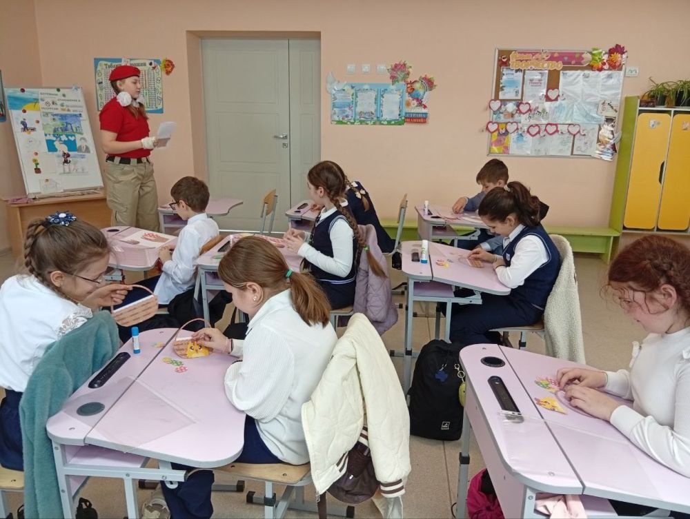 Обучающиеся 4 класса ГБОУ "Бугасская школа" приняли участие в творческом мастер-классе "Пасхальный", который провела и организовала участница юнармейского отряда Полтавец Вероника Обучающиеся 4 класса ГБОУ "Бугасская школа" приняли участие в творческом мастер-классе "Пасхальный", который провела и организовала участница юнармейского отряда Полтавец Вероника