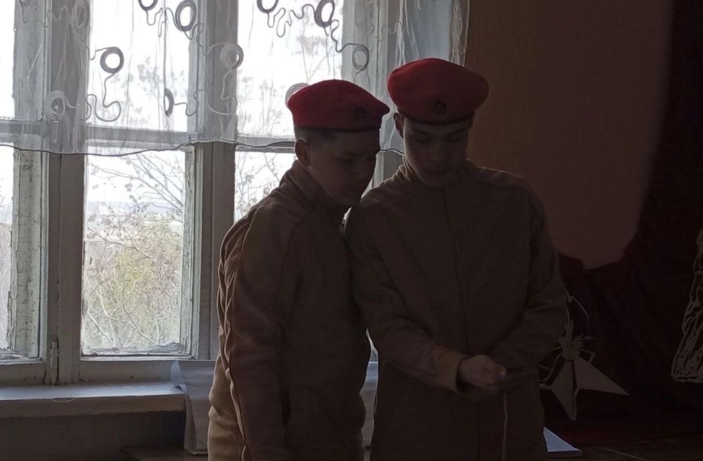 Юнармейцы Юдин Максим, Азолин Андрей, Загородний Максим, Ткаченко Иван, Артем, Филоненко Анастасия, Маефет Максим, Загородний Максим, Кравченко Артем ВПК "Правнуки Победителей" г.о.Макеевка приняли участие в акции... Юнармейцы Юдин Максим, Азолин Андрей, Загородний Максим, Ткаченко Иван, Артем, Филоненко Анастасия, Маефет Максим, Загородний Максим, Кравченко Артем ВПК "Правнуки Победителей" г.о.Макеевка приняли участие в акции...
