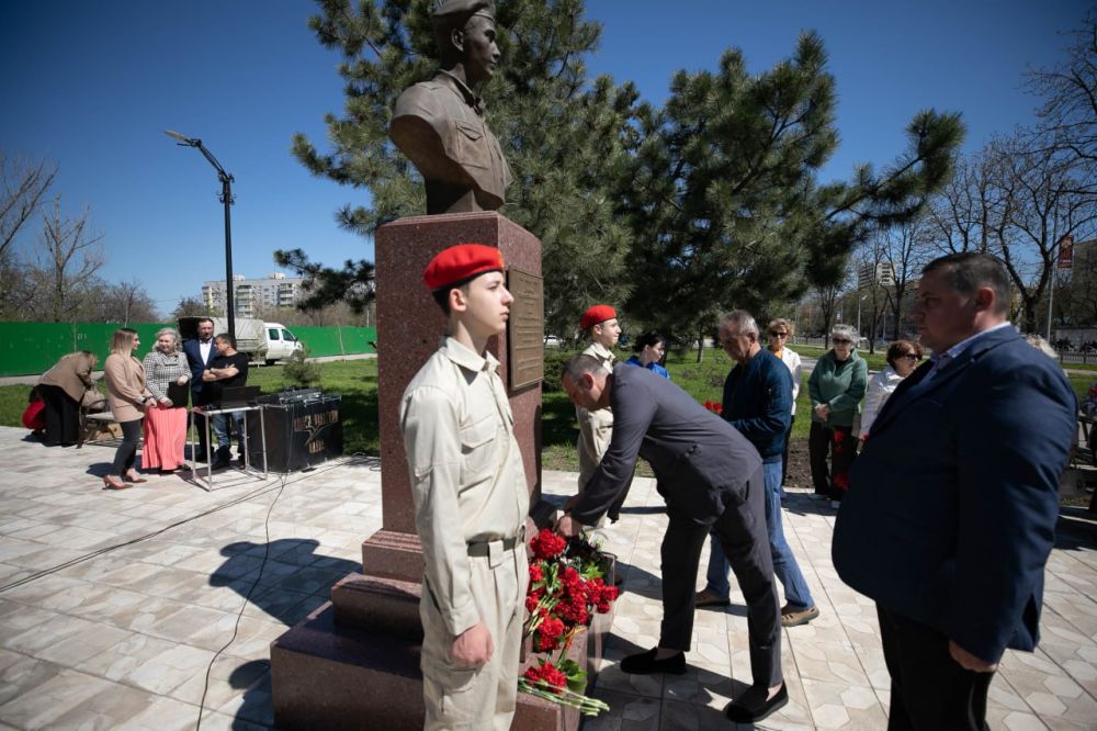 Олег Моргун: По случаю третьей годовщины освобождения Мариуполя возложили цветы к подножью бюстов Героям специальной военной операции Олег Моргун: По случаю третьей годовщины освобождения Мариуполя возложили цветы к подножью бюстов Героям специальной военной операции