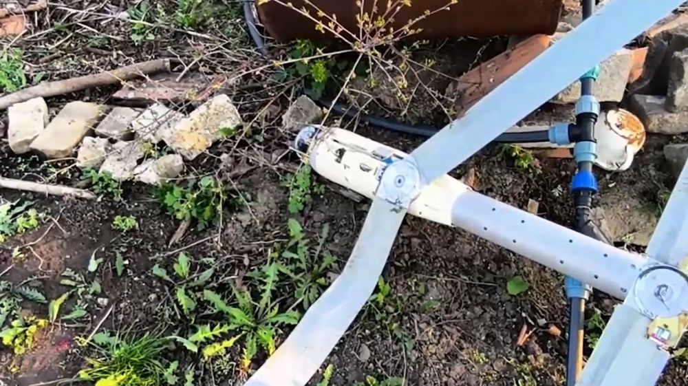 Американский дрон-камикадзе Switchblade 600 ВСУ, выведенный из строя российской системой радиоэлектронной борьбы, на кадрах УФСБ по ДНР Американский дрон-камикадзе Switchblade 600 ВСУ, выведенный из строя российской системой радиоэлектронной борьбы, на кадрах УФСБ по ДНР