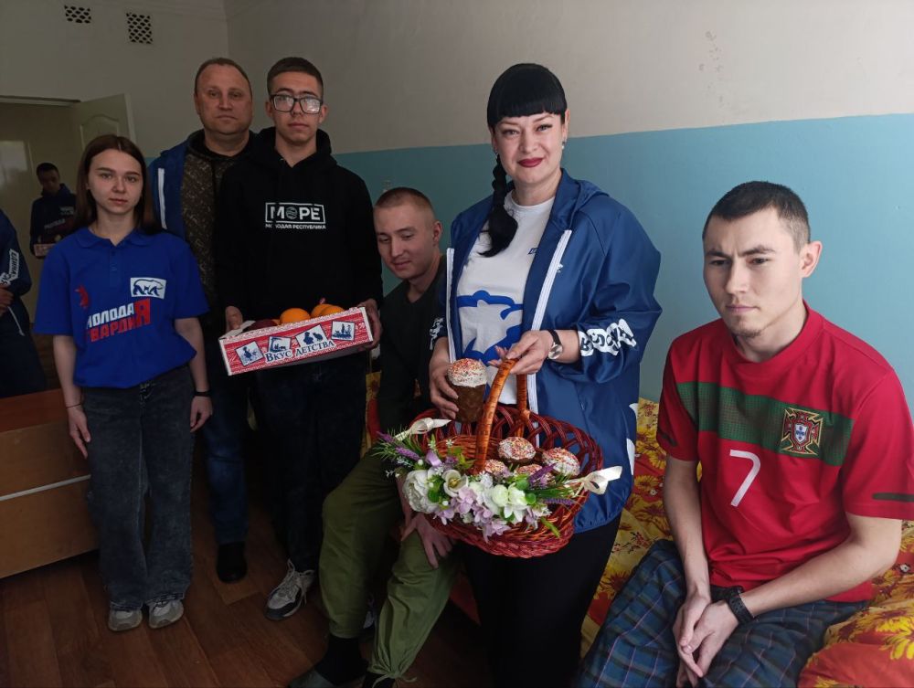 21 апреля Председатель Торезского городского совета Александр Казмерчук совместно с депутатами фракции "Единая Россия", активистами Торезского штаба МР и МГЕР посетили военнослужащих, проходящих лечение в Торезское ЦГБ... 21 апреля Председатель Торезского городского совета Александр Казмерчук совместно с депутатами фракции "Единая Россия", активистами Торезского штаба МР и МГЕР посетили военнослужащих, проходящих лечение в Торезское ЦГБ...