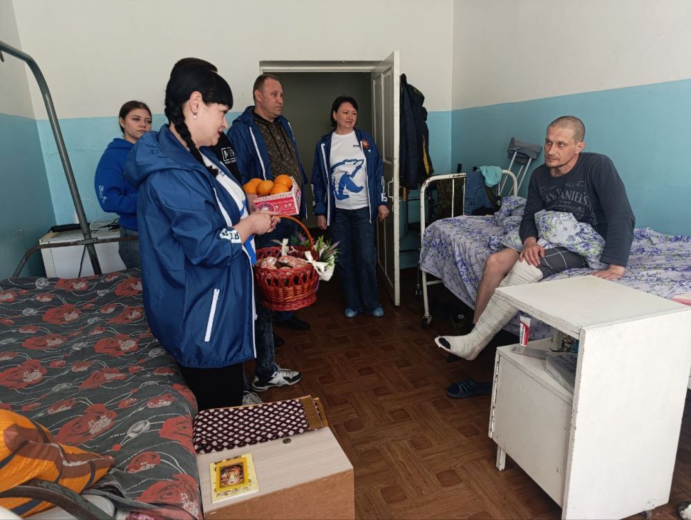 21 апреля Председатель Торезского городского совета Александр Казмерчук совместно с депутатами фракции "Единая Россия", активистами Торезского штаба МР и МГЕР посетили военнослужащих, проходящих лечение в Торезское ЦГБ... 21 апреля Председатель Торезского городского совета Александр Казмерчук совместно с депутатами фракции "Единая Россия", активистами Торезского штаба МР и МГЕР посетили военнослужащих, проходящих лечение в Торезское ЦГБ...