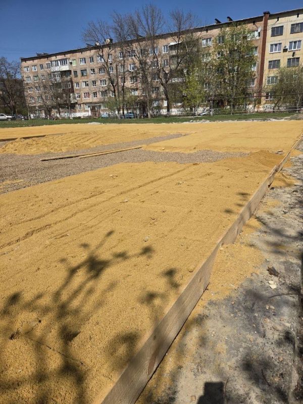 Ход работ по строительству футбольного поля в Ждановке проверил руководитель восстановительной бригады Магадана Ход работ по строительству футбольного поля в Ждановке проверил руководитель восстановительной бригады Магадана