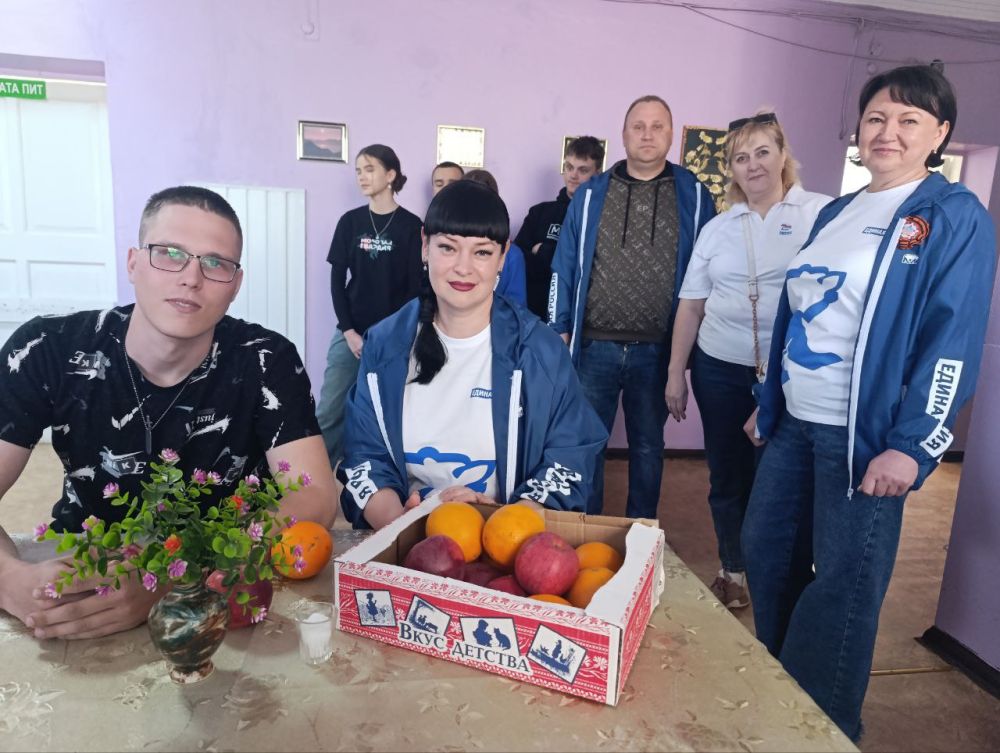 21 апреля Председатель Торезского городского совета Александр Казмерчук совместно с депутатами фракции "Единая Россия", активистами Торезского штаба МР и МГЕР посетили военнослужащих, проходящих лечение в Торезское ЦГБ... 21 апреля Председатель Торезского городского совета Александр Казмерчук совместно с депутатами фракции "Единая Россия", активистами Торезского штаба МР и МГЕР посетили военнослужащих, проходящих лечение в Торезское ЦГБ...