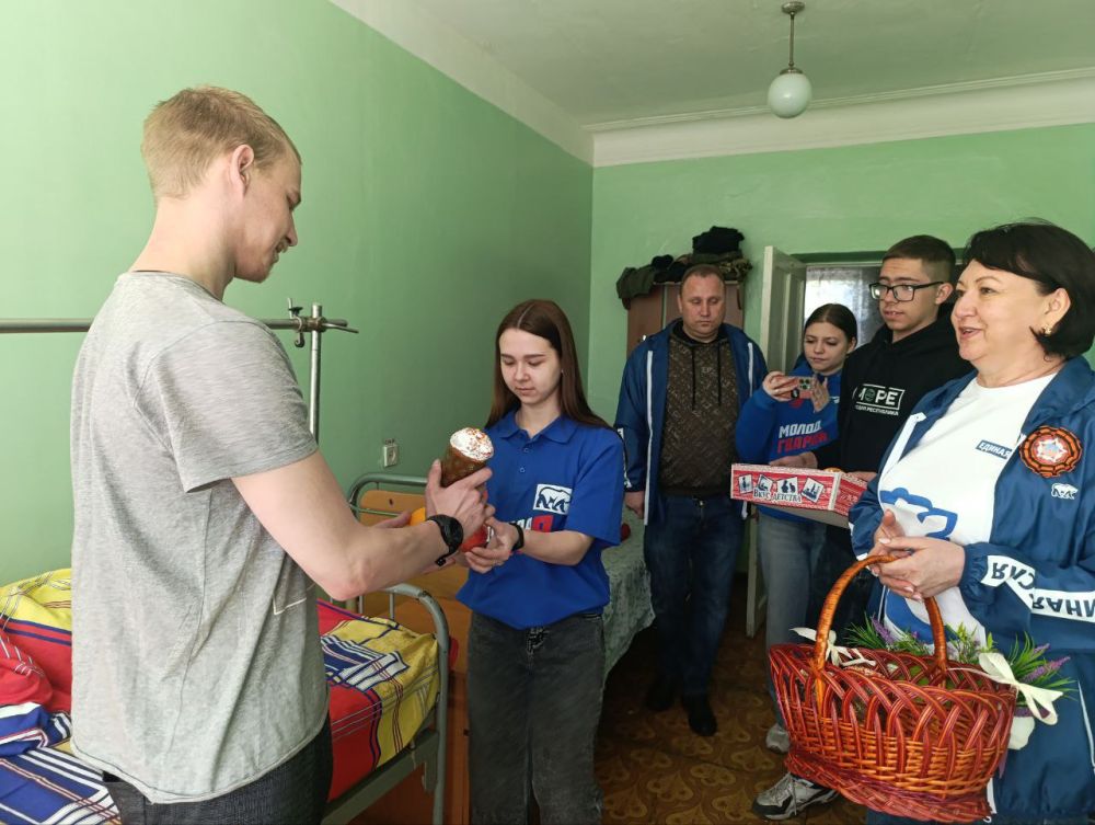 21 апреля Председатель Торезского городского совета Александр Казмерчук совместно с депутатами фракции "Единая Россия", активистами Торезского штаба МР и МГЕР посетили военнослужащих, проходящих лечение в Торезское ЦГБ... 21 апреля Председатель Торезского городского совета Александр Казмерчук совместно с депутатами фракции "Единая Россия", активистами Торезского штаба МР и МГЕР посетили военнослужащих, проходящих лечение в Торезское ЦГБ...