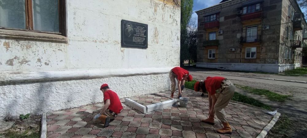 Юнармейцы ВПК «Отвага» в преддверии 80-летия Великой Победы приняли участие в акции "Чистый обелиск" Юнармейцы ВПК «Отвага» в преддверии 80-летия Великой Победы приняли участие в акции "Чистый обелиск"