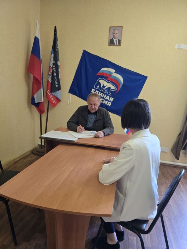 Сегодня временно исполняющий полномочия Главы муниципального образования Старобешевский муниципальный округ Александр Ретивов провел личный приём граждан в общественной приёмной партии "Единая Россия" Старобешевского... Сегодня временно исполняющий полномочия Главы муниципального образования Старобешевский муниципальный округ Александр Ретивов провел личный приём граждан в общественной приёмной партии "Единая Россия" Старобешевского...