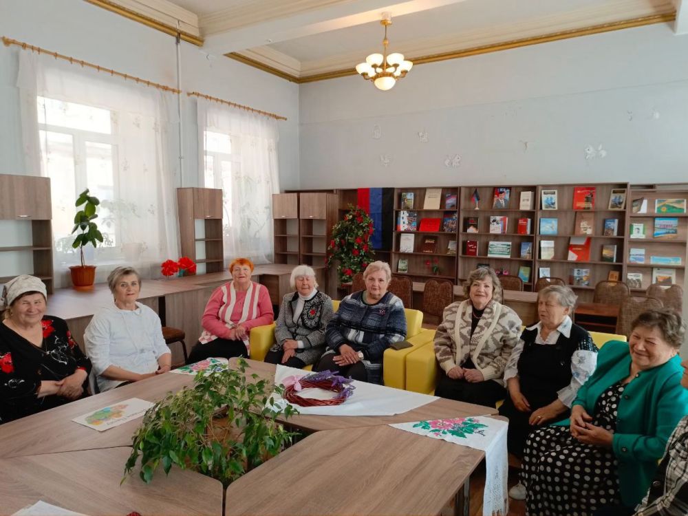 В Зугрэсской библиотеке-филиале №3 собрались участники клуба «Серебряная нить», чтобы отметить этот праздник «Вот и Пасха, запах воска, запах теплых куличей» В Зугрэсской библиотеке-филиале №3 собрались участники клуба «Серебряная нить», чтобы отметить этот праздник «Вот и Пасха, запах воска, запах теплых куличей»