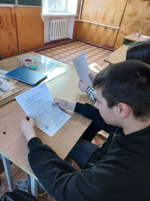 В школах Старобешевского округа прошли внеурочные занятия «Разговоры о важном» В школах Старобешевского округа прошли внеурочные занятия «Разговоры о важном»