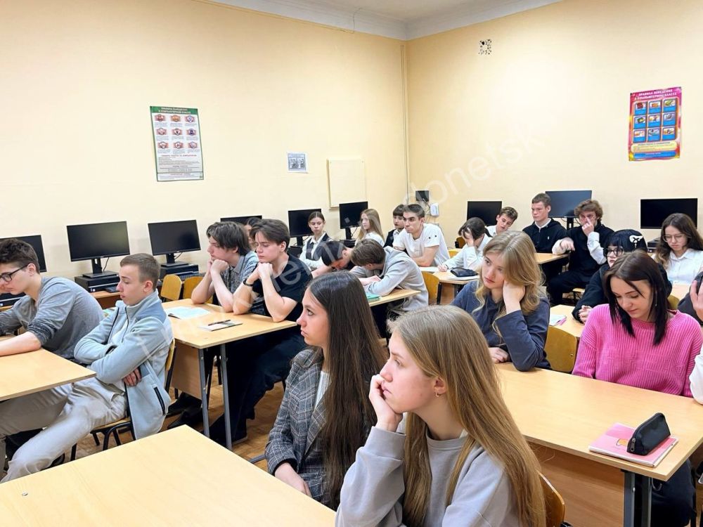 В донецкой школе № 15 в рамках грантового проекта «Хроники Памяти» при поддержке Российского общества «Знание» ( В донецкой школе № 15 в рамках грантового проекта «Хроники Памяти» при поддержке Российского общества «Знание» (