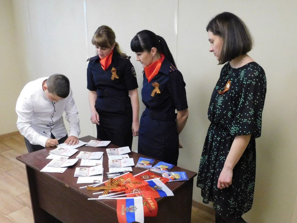 В Волновахе полицейские торжественно вручили паспорта юным гражданам В Волновахе полицейские торжественно вручили паспорта юным гражданам