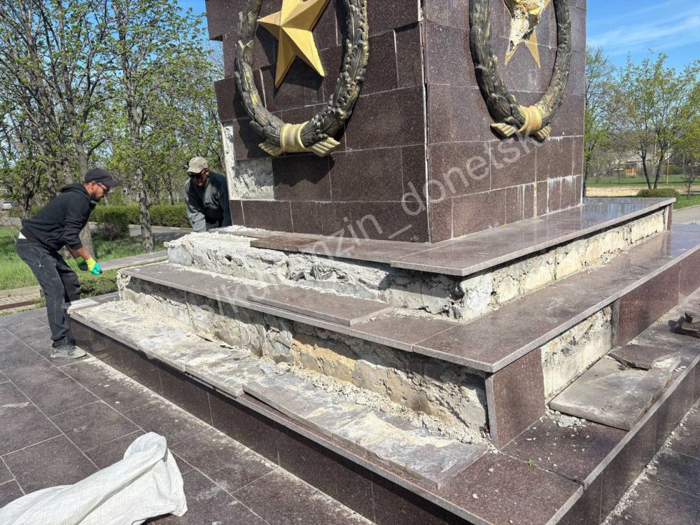 К 80-летию Победы работники государственной корпорации «Ритуал» приступили к реставрации «Братской могилы комсомольцев-подпольщиков», расположенной в посёлке Авдотьино Ленинского района К 80-летию Победы работники государственной корпорации «Ритуал» приступили к реставрации «Братской могилы комсомольцев-подпольщиков», расположенной в посёлке Авдотьино Ленинского района