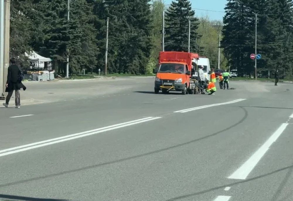 Дорожники наносят разметку на трассе Макеевка – Ясиноватая Дорожники наносят разметку на трассе Макеевка – Ясиноватая