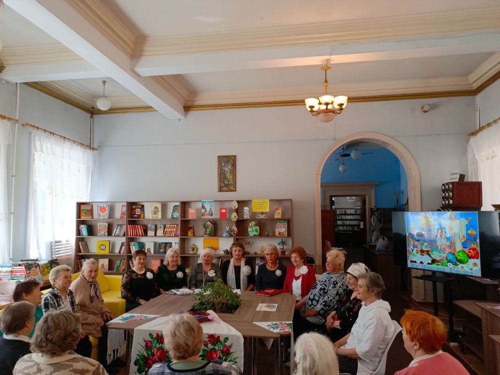 В Зугрэсской библиотеке-филиале №3 собрались участники клуба «Серебряная нить», чтобы отметить этот праздник «Вот и Пасха, запах воска, запах теплых куличей» В Зугрэсской библиотеке-филиале №3 собрались участники клуба «Серебряная нить», чтобы отметить этот праздник «Вот и Пасха, запах воска, запах теплых куличей»