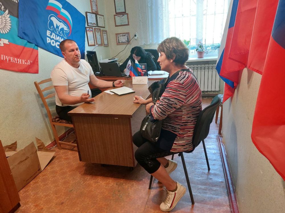 Сергей Желновач: 22 апереля 2025г., заместитель главы администрации городского округа Дебальцево Валерий Бессараб, провёл личный прием граждан в местной общественной приёмной Дебальцевского местного отделения Партии "Единая... Сергей Желновач: 22 апереля 2025г., заместитель главы администрации городского округа Дебальцево Валерий Бессараб, провёл личный прием граждан в местной общественной приёмной Дебальцевского местного отделения Партии "Единая...