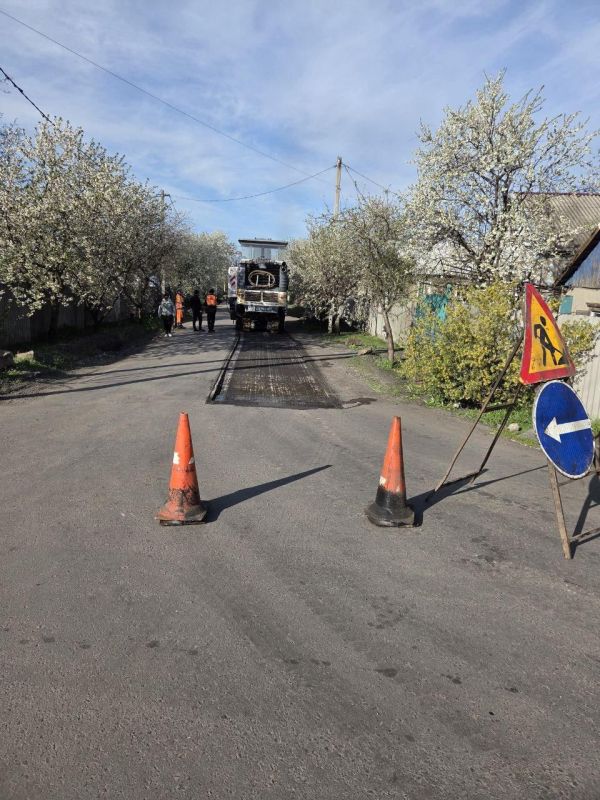 Специалисты из Бурятии ремонтируют три дорожных участка в Старобешево, а нижегородские дорожники приступили к ремонту дороги в Иловайске Специалисты из Бурятии ремонтируют три дорожных участка в Старобешево, а нижегородские дорожники приступили к ремонту дороги в Иловайске