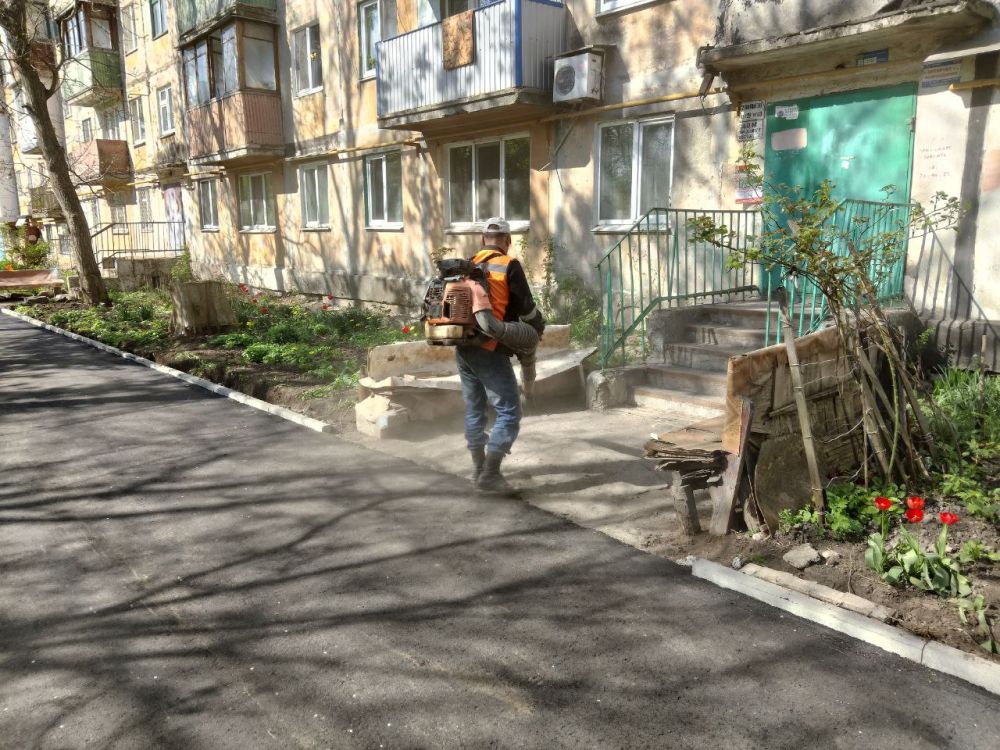В Кировском внутригородском районе продолжаются работы по благоустройству территории В Кировском внутригородском районе продолжаются работы по благоустройству территории