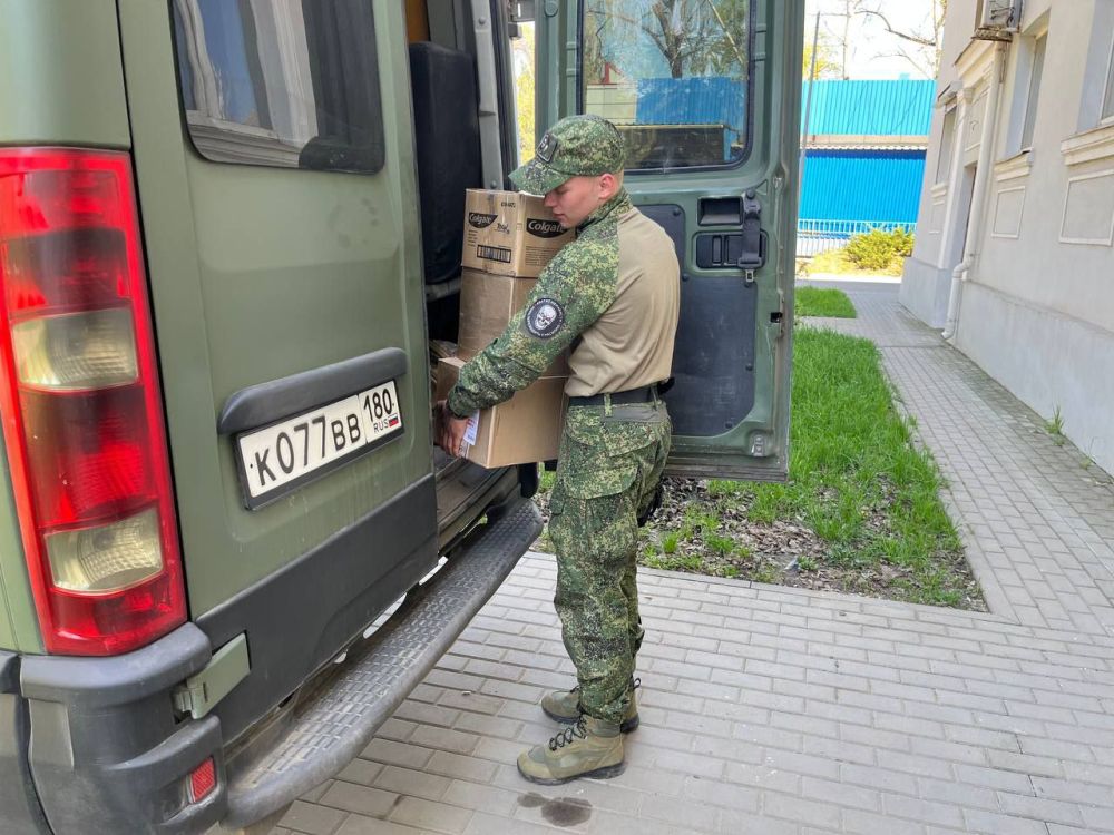 18 апреля, в рамках республиканской акции «Пасхальная корзина солдату», местное отделение города Харцызска передало гостинцы, собранные первичными организациями, учреждениями и жителями округа - нашим солдатам 18 апреля, в рамках республиканской акции «Пасхальная корзина солдату», местное отделение города Харцызска передало гостинцы, собранные первичными организациями, учреждениями и жителями округа - нашим солдатам