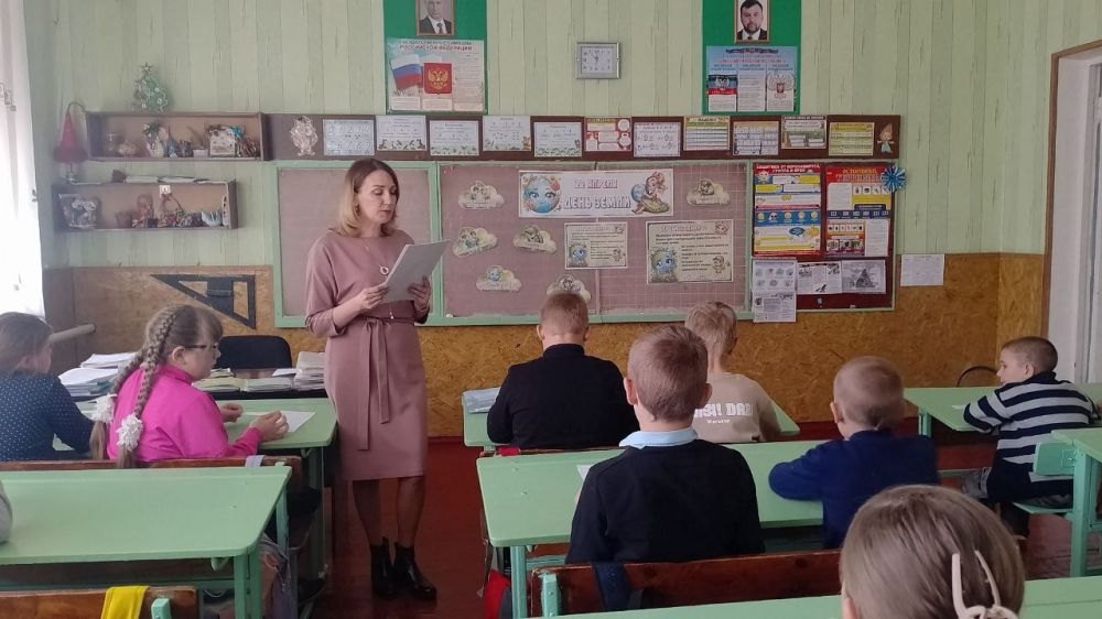 В школах Снежного прошла акция ко Дню Земли В школах Снежного прошла акция ко Дню Земли