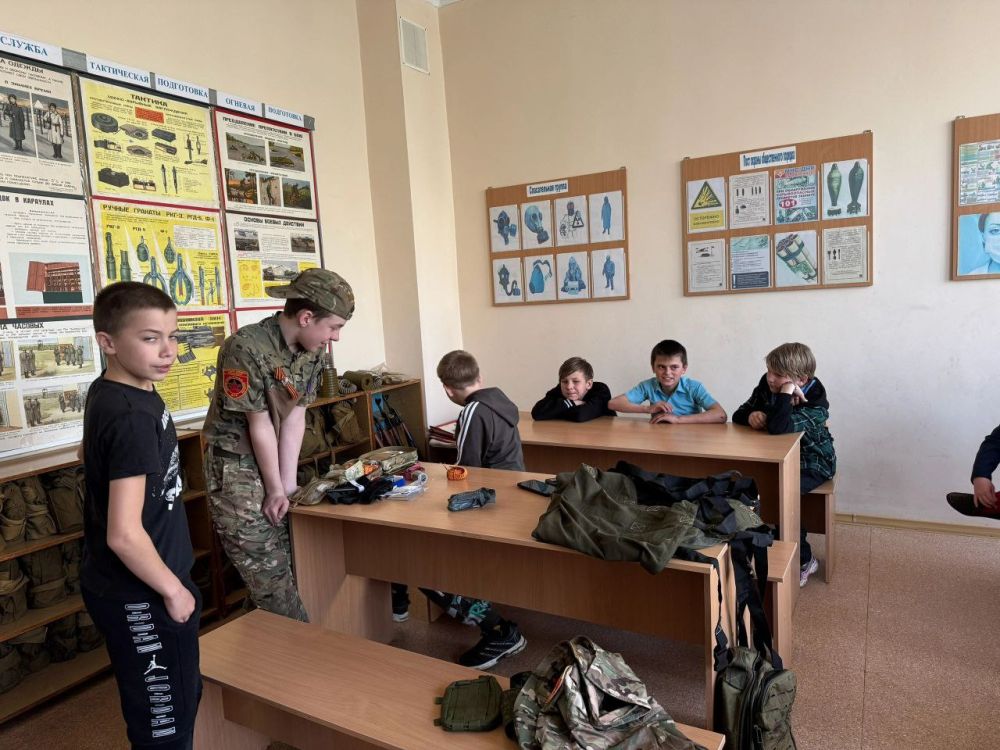 Юнармейцы Полупан Михаил, Бондаренко Данил, и юнкор Сирота Карина ВПК «Патриот» Центра Детского Юношеского Творчества,кружок «Коловрат» и «Патриот» провели медицину на базе «Школа№6 городского округа Дебальцево» для 1-5... Юнармейцы Полупан Михаил, Бондаренко Данил, и юнкор Сирота Карина ВПК «Патриот» Центра Детского Юношеского Творчества,кружок «Коловрат» и «Патриот» провели медицину на базе «Школа№6 городского округа Дебальцево» для 1-5...