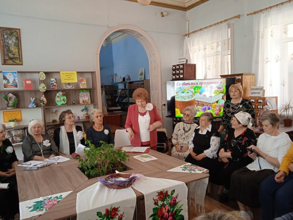 В Зугрэсской библиотеке-филиале №3 собрались участники клуба «Серебряная нить», чтобы отметить этот праздник «Вот и Пасха, запах воска, запах теплых куличей» В Зугрэсской библиотеке-филиале №3 собрались участники клуба «Серебряная нить», чтобы отметить этот праздник «Вот и Пасха, запах воска, запах теплых куличей»