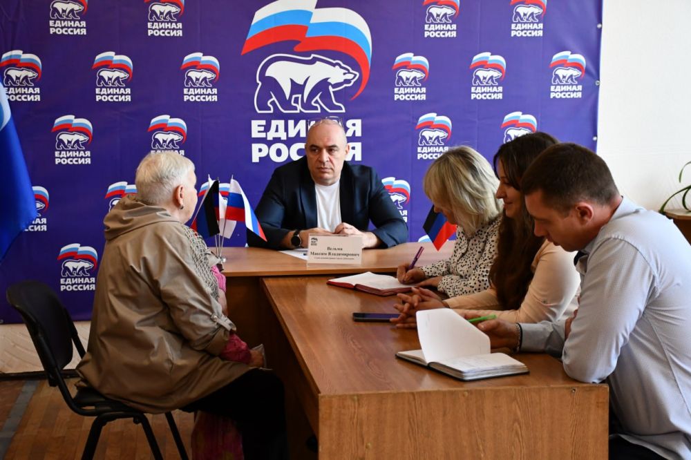 Сергей Желновач: Сегодня, в общественной приемной Всероссийской политической партии «Единая Россия» глава администрации города Дебальцево Максим Вельма провел прием граждан Сергей Желновач: Сегодня, в общественной приемной Всероссийской политической партии «Единая Россия» глава администрации города Дебальцево Максим Вельма провел прием граждан