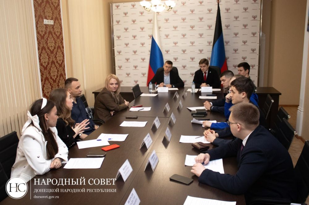 В Народном Совете встретили делегацию Молодежного Парламента при Заксобрании Санкт-Петербурга В Народном Совете встретили делегацию Молодежного Парламента при Заксобрании Санкт-Петербурга