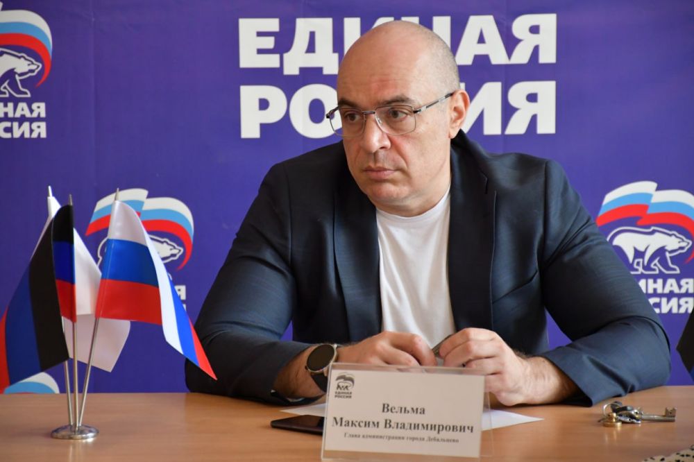 Сергей Желновач: Сегодня, в общественной приемной Всероссийской политической партии «Единая Россия» глава администрации города Дебальцево Максим Вельма провел прием граждан Сергей Желновач: Сегодня, в общественной приемной Всероссийской политической партии «Единая Россия» глава администрации города Дебальцево Максим Вельма провел прием граждан