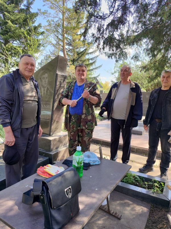 Дмитрий Огилец: Харцызская городская общественная организация «РСВА и СВО» провели субботник на городском кладбище, где убрали могилы погибших воинов-интернационалистов! Мы помним! #РСВАиСВО #ветераныАфганистана Дмитрий Огилец: Харцызская городская общественная организация «РСВА и СВО» провели субботник на городском кладбище, где убрали могилы погибших воинов-интернационалистов! Мы помним! #РСВАиСВО #ветераныАфганистана