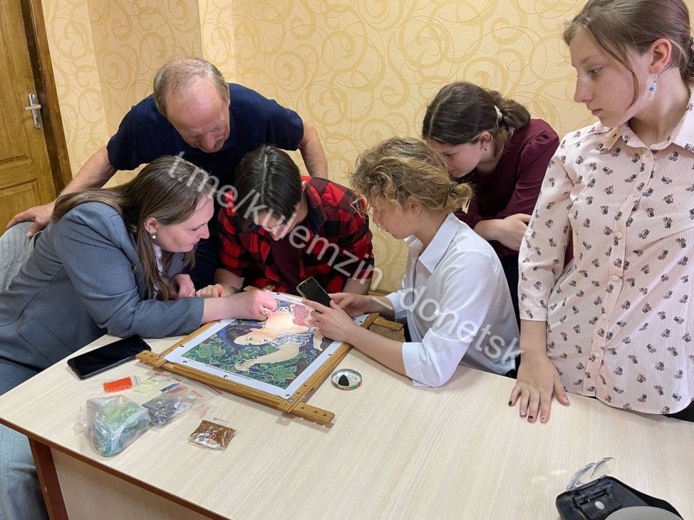 В рамках проекта "Мир возможностей" Всероссийской политической партии "Единая Россия" во Дворце культуры им. В.В. Куйбышева г. Донецка состоялся мастер-класс "Мир захватывающего творчества", посвященный Всемирному дню... В рамках проекта "Мир возможностей" Всероссийской политической партии "Единая Россия" во Дворце культуры им. В.В. Куйбышева г. Донецка состоялся мастер-класс "Мир захватывающего творчества", посвященный Всемирному дню...