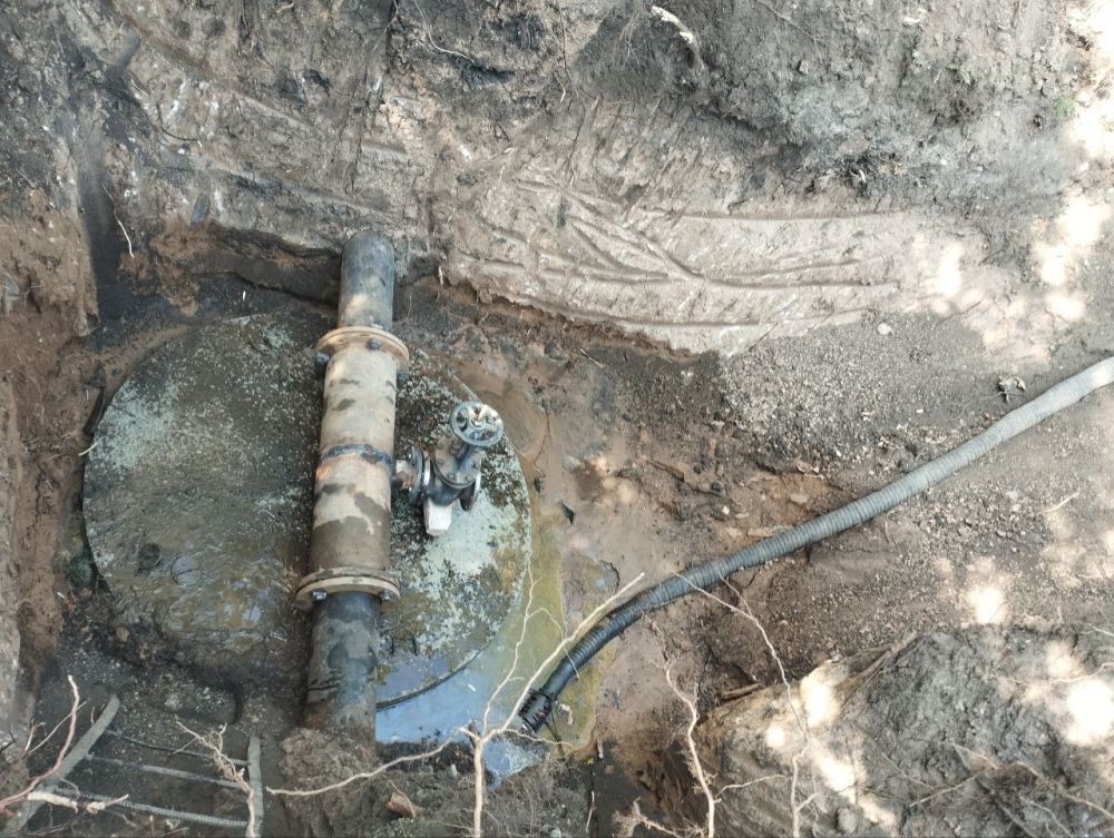 Сотрудники водоканала устранили порыв в Ждановке Сотрудники водоканала устранили порыв в Ждановке