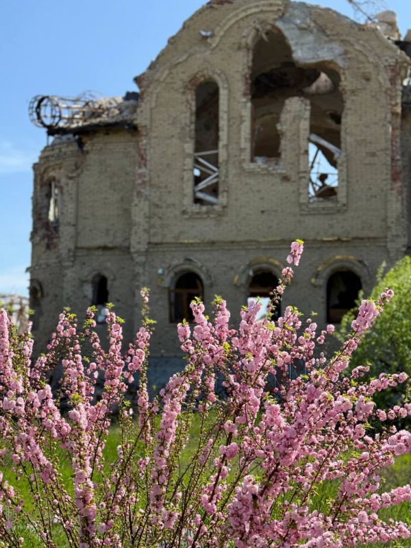 Марьяна Наумова: Я побывала в Марьинке спустя месяц после ее освобождения, тогда линия фронта ушла на несколько километров вперед, но передвигаться по поселку было всё ещё опасно, работали вражеские дроны и каждый метр земли... Марьяна Наумова: Я побывала в Марьинке спустя месяц после ее освобождения, тогда линия фронта ушла на несколько километров вперед, но передвигаться по поселку было всё ещё опасно, работали вражеские дроны и каждый метр земли...