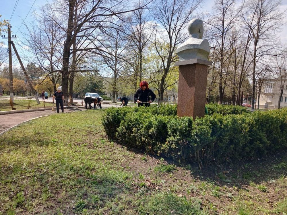 Партийцы детского сада №10 города Докучаевска приняли участие в уборке территории возле памятника Героя Советского Союза – Лихолетова Пётра Яковлевича в рамках проекта «Чистая страна» Партии «Единая Россия» Партийцы детского сада №10 города Докучаевска приняли участие в уборке территории возле памятника Героя Советского Союза – Лихолетова Пётра Яковлевича в рамках проекта «Чистая страна» Партии «Единая Россия»