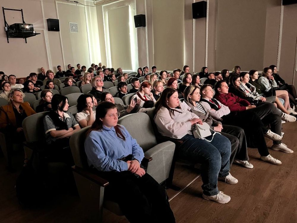 23 апреля в кинотеатре «Харцызск» состоялась трансляция фильма «Июньская полынь» в честь акции для школьных коллективов — «В кино всем классом», в рамках которой предусмотрен просмотр фильма по льготной цене 23 апреля в кинотеатре «Харцызск» состоялась трансляция фильма «Июньская полынь» в честь акции для школьных коллективов — «В кино всем классом», в рамках которой предусмотрен просмотр фильма по льготной цене